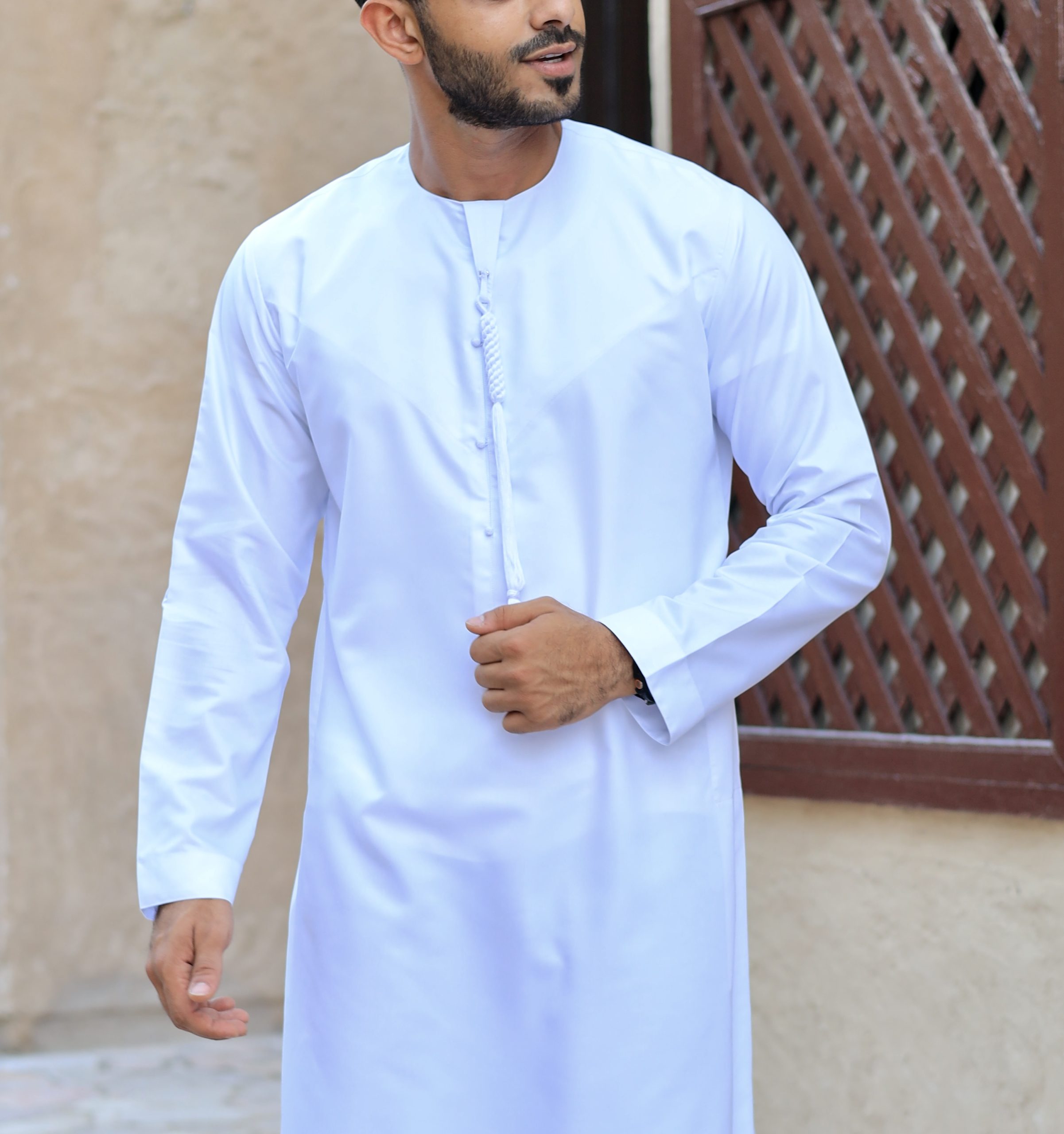 White emirati thobe