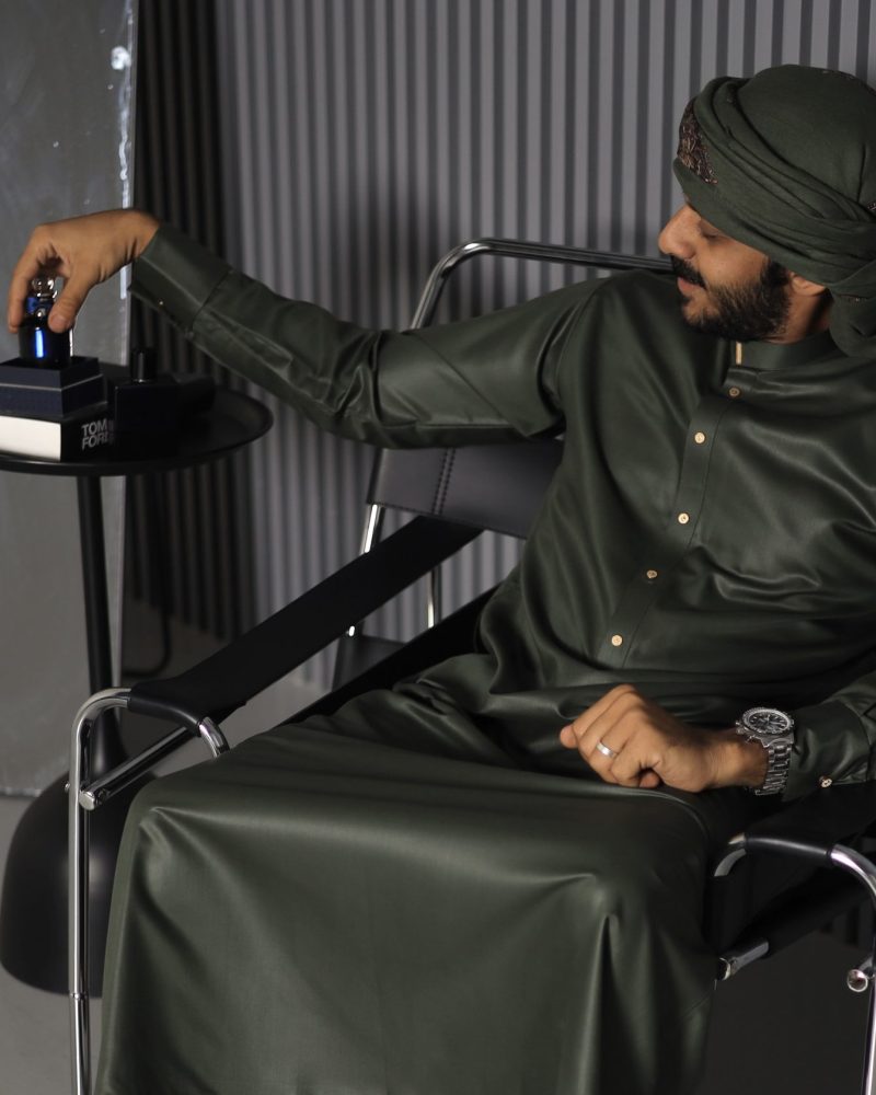 Midnight green collar thobe styled with a green Yemeni shemagh scarf & keffiyeh scarf