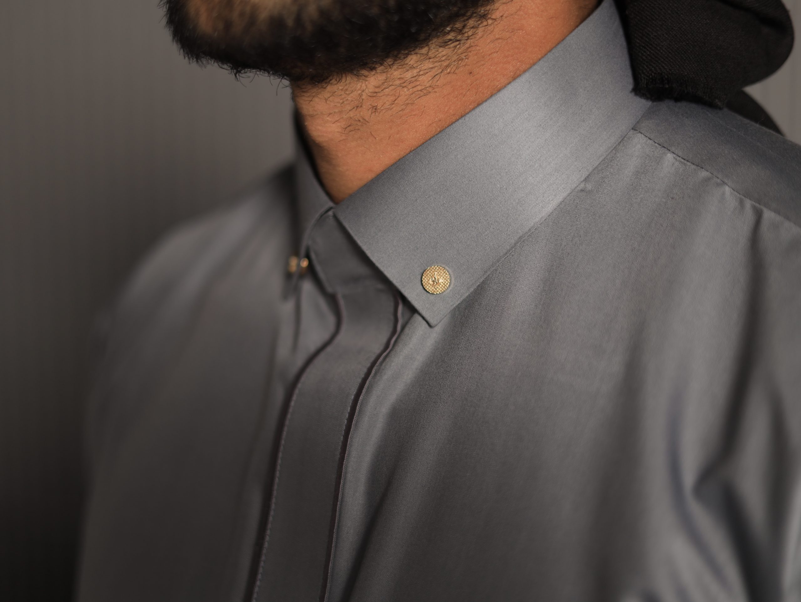 Grey Collar thobe with embroidery design styled with a black Yemeni shemagh scarf
