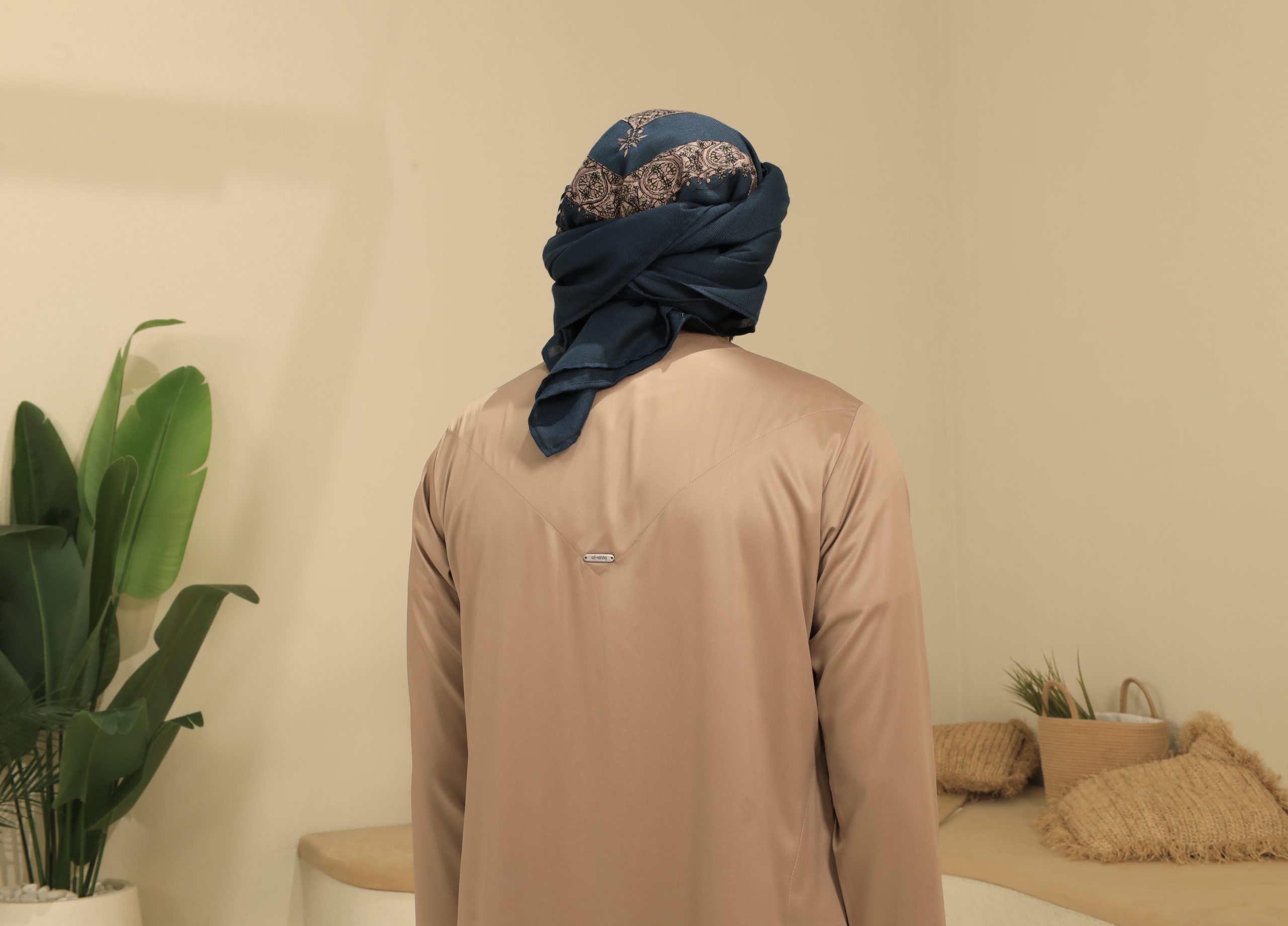 eid gifts and ramadhan gifts for men | beige thobe styled with a blue Yemeni shemagh