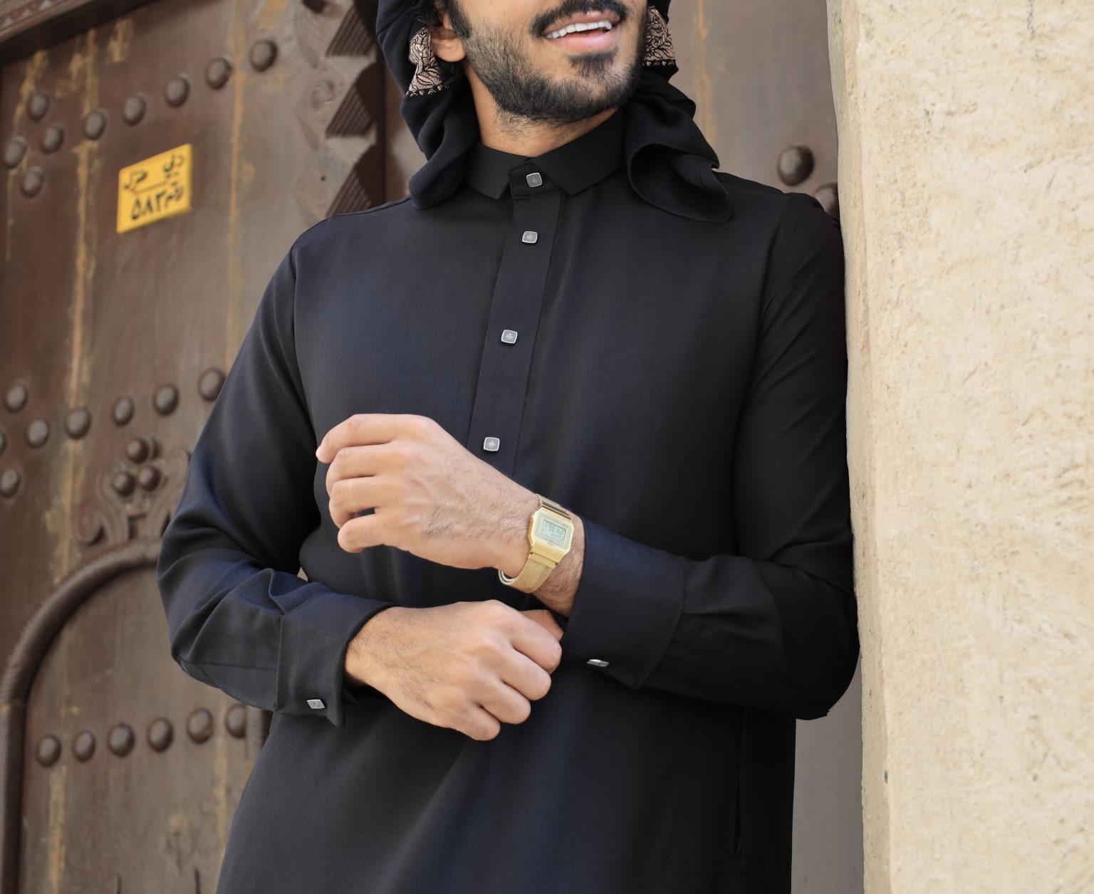 Black collar thobe in Al Aniq wrinkle-resistant fabric