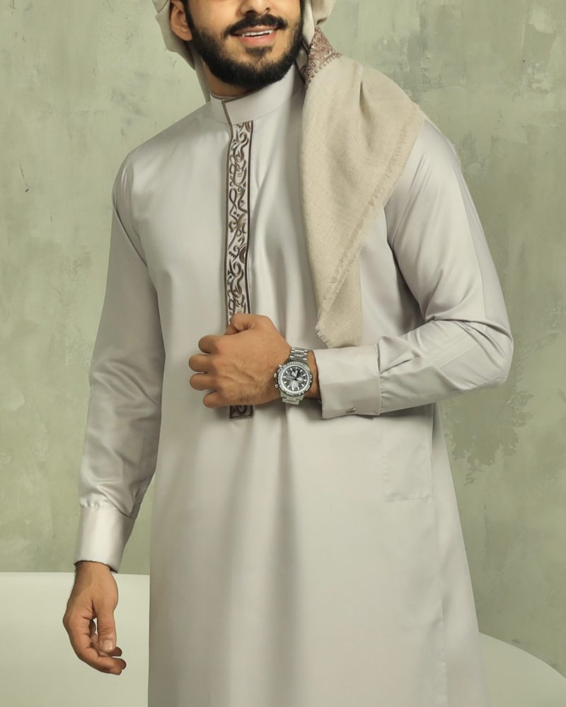 light taupe collar thobe with embroidery design styled with a beige Yemeni shemagh scarf